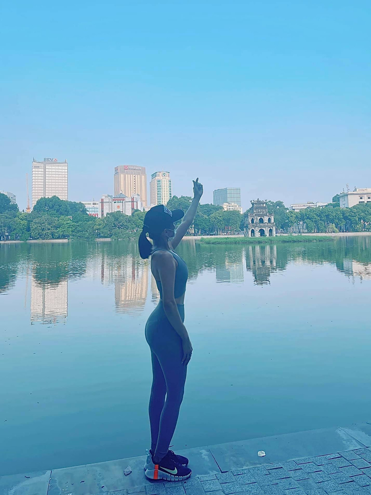 Lệ Quyên hào hứng chạy bộ, hít thở không khí bên hồ.