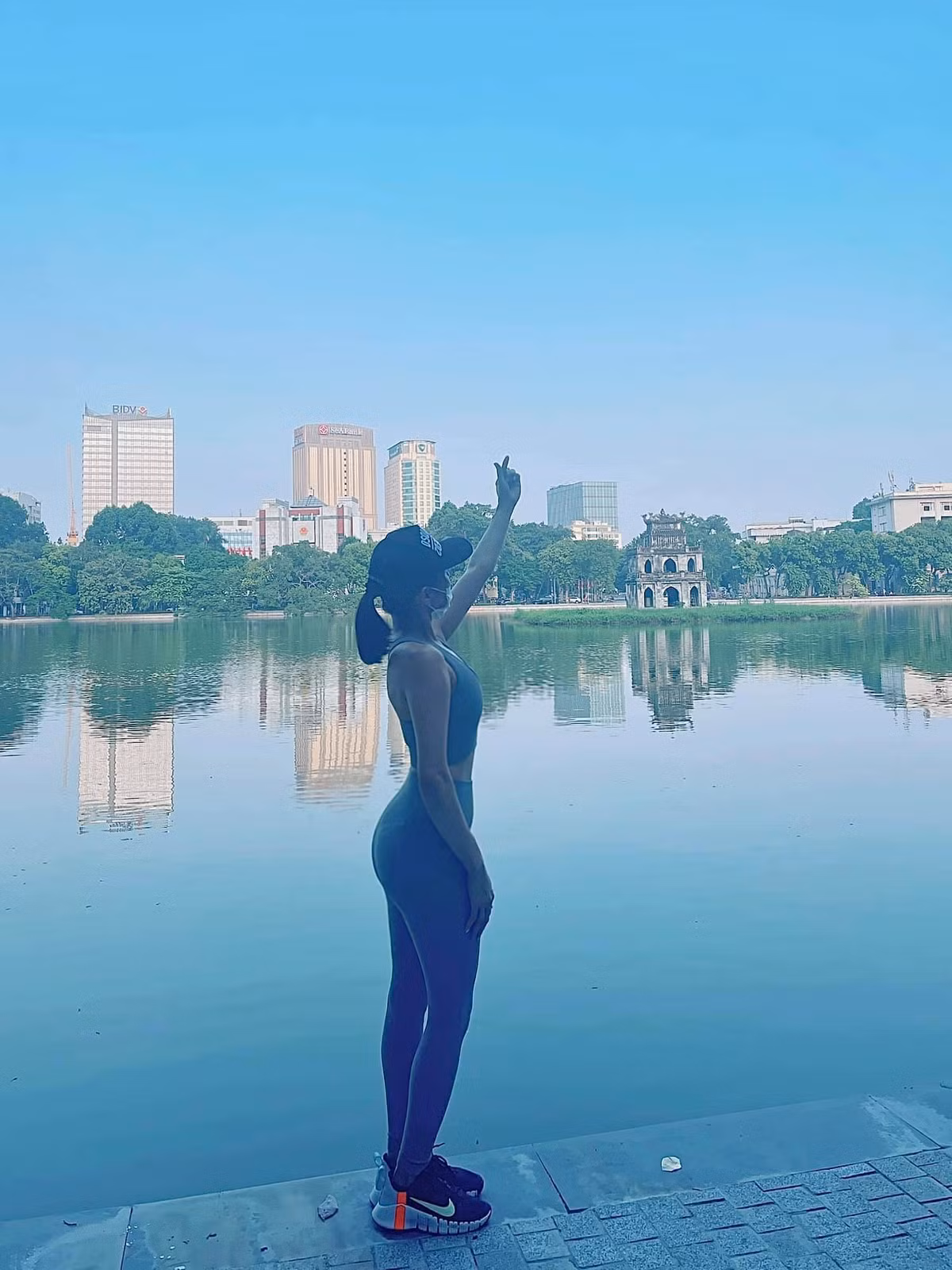 Lệ Quyên hào hứng chạy bộ, hít thở không khí bên hồ.