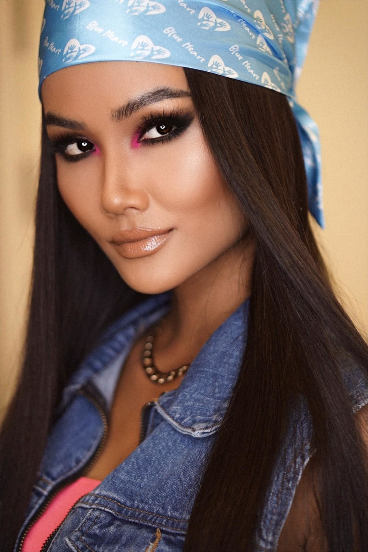 H'Hen Niê trang điểm sắc lẹm.