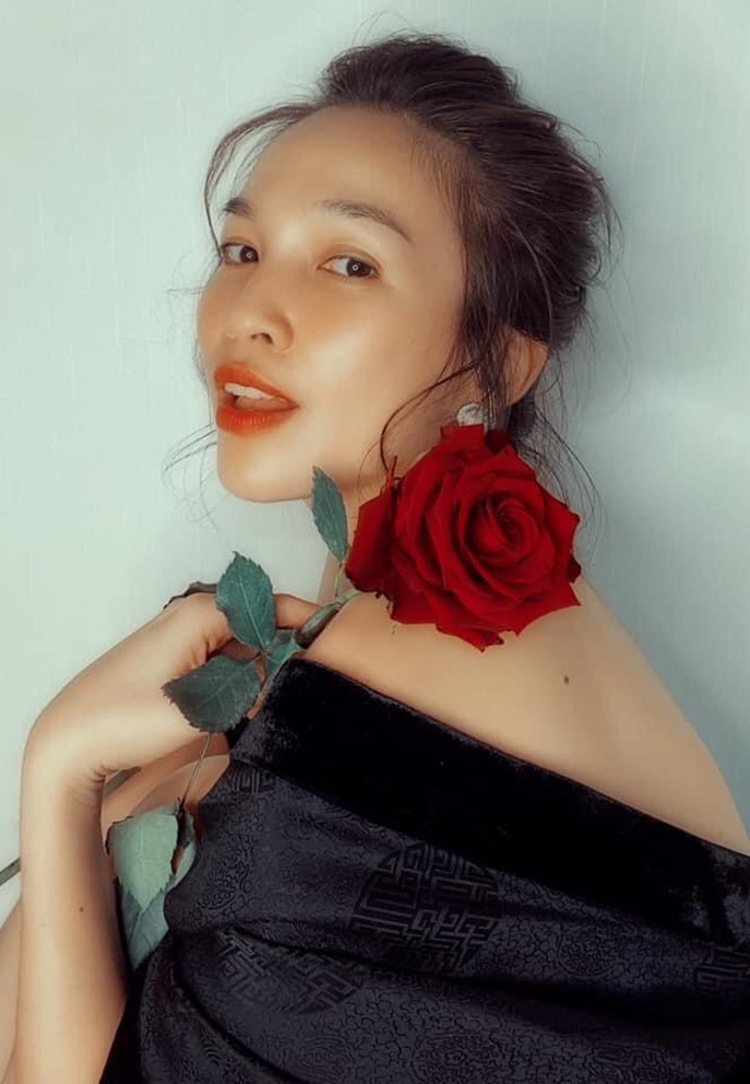 Hiền Thục chụp ảnh phong cách cổ điển khi ngẫu hứng tạo dáng cùng hoa hồng đặt trên vai.