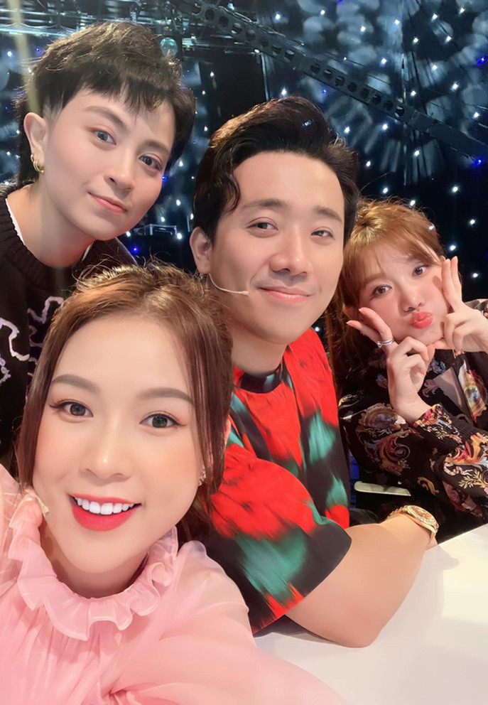 Sam selfie cùng Gil Lê và vợ chồng Trấn Thành - Hari Won khi cùng tham gia ghi hình cho gameshow mới.