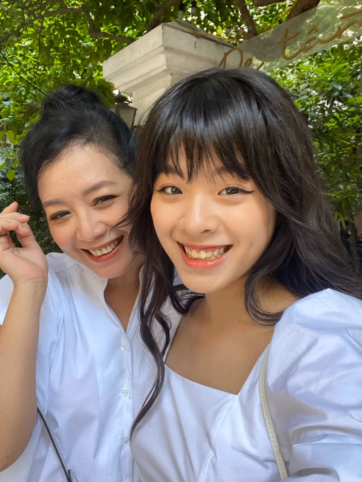 Chiều Xuân tươi vui bên con gái Hồng Khanh.