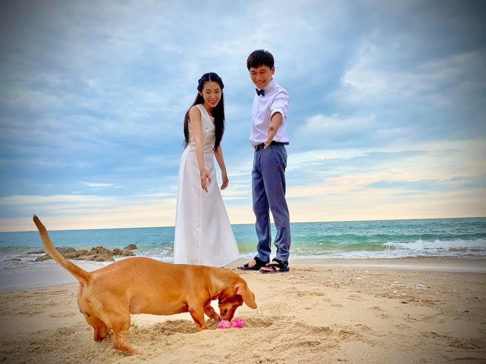 Xuân Nghị đăng ảnh hài hước bên Tường Vi: "Nắng vàng và biển xanh / Chọn chó hay chọn anh?".