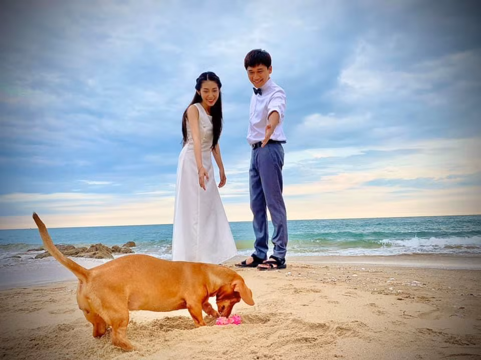 Xuân Nghị đăng ảnh hài hước bên Tường Vi: "Nắng vàng và biển xanh / Chọn chó hay chọn anh?".