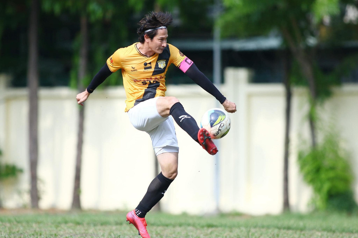 Huy Khánh tưởng tượng quả bóng là virus Corona để dồn lực vào chân sút.