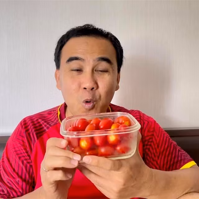  Thưởng thức cà chua do vợ con chăm sóc, thu hoạch, nam MC thốt lên: "Ngon lắm à nha!".