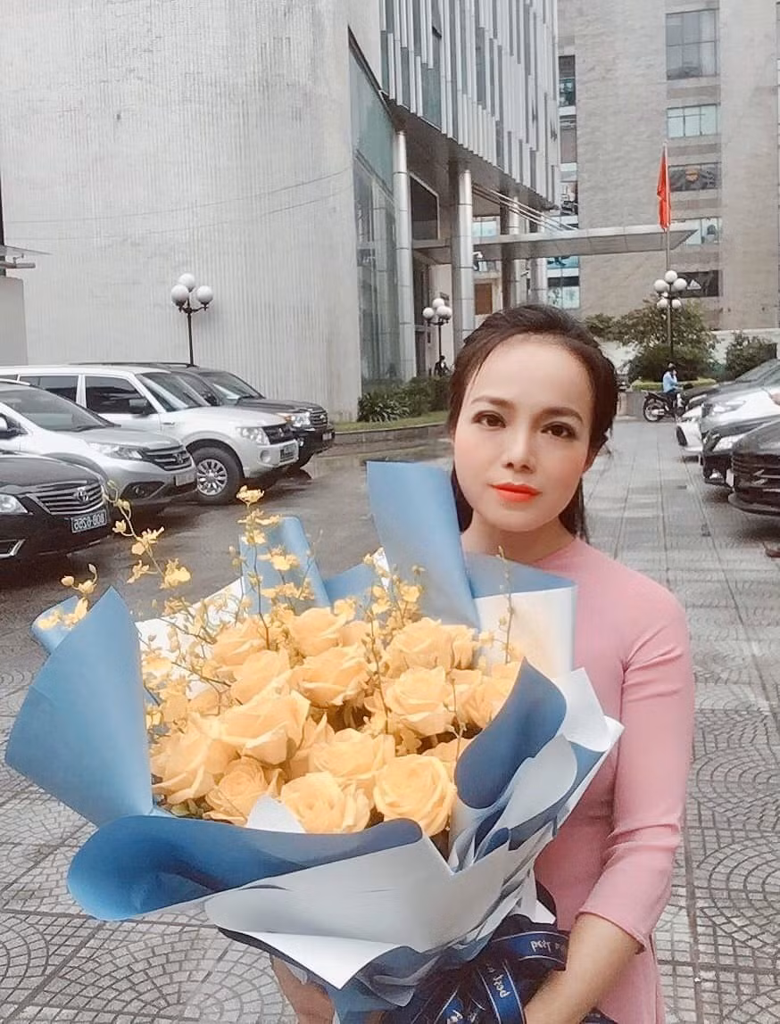 Soprano Lan Anh rạng rỡ bên đóa hoa đẹp.
