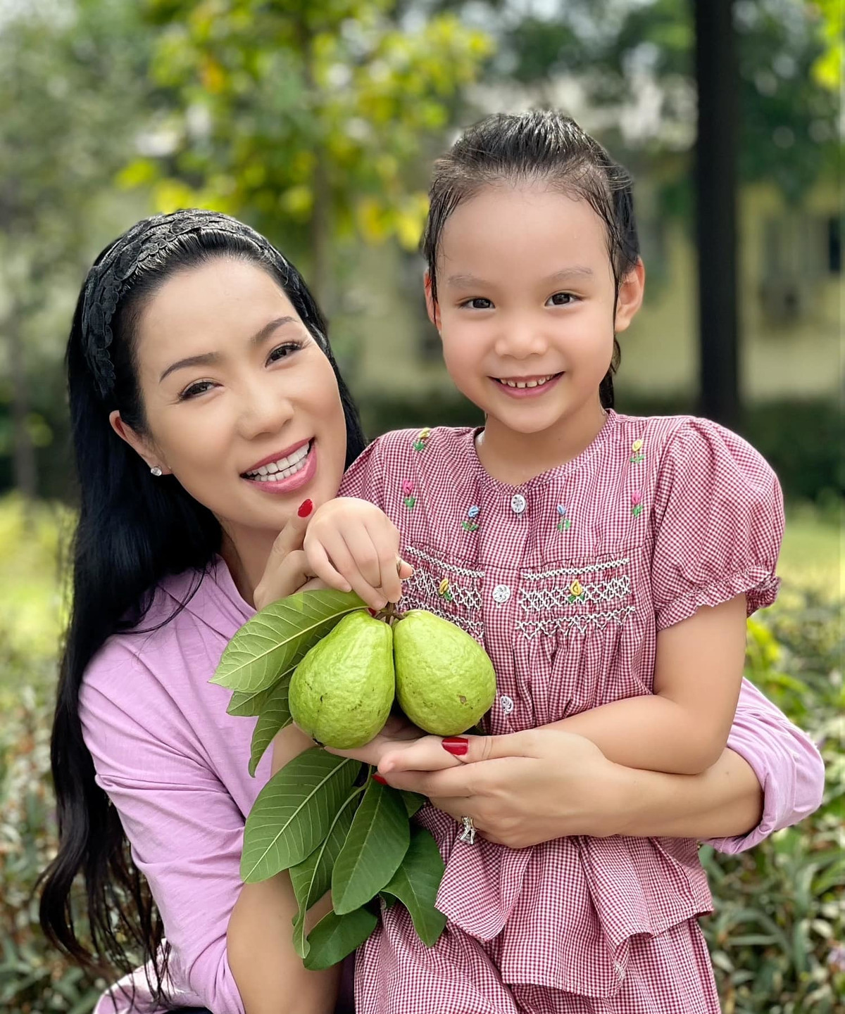 Trịnh Kim Chi cùng con gái hái trái cây trong vườn.