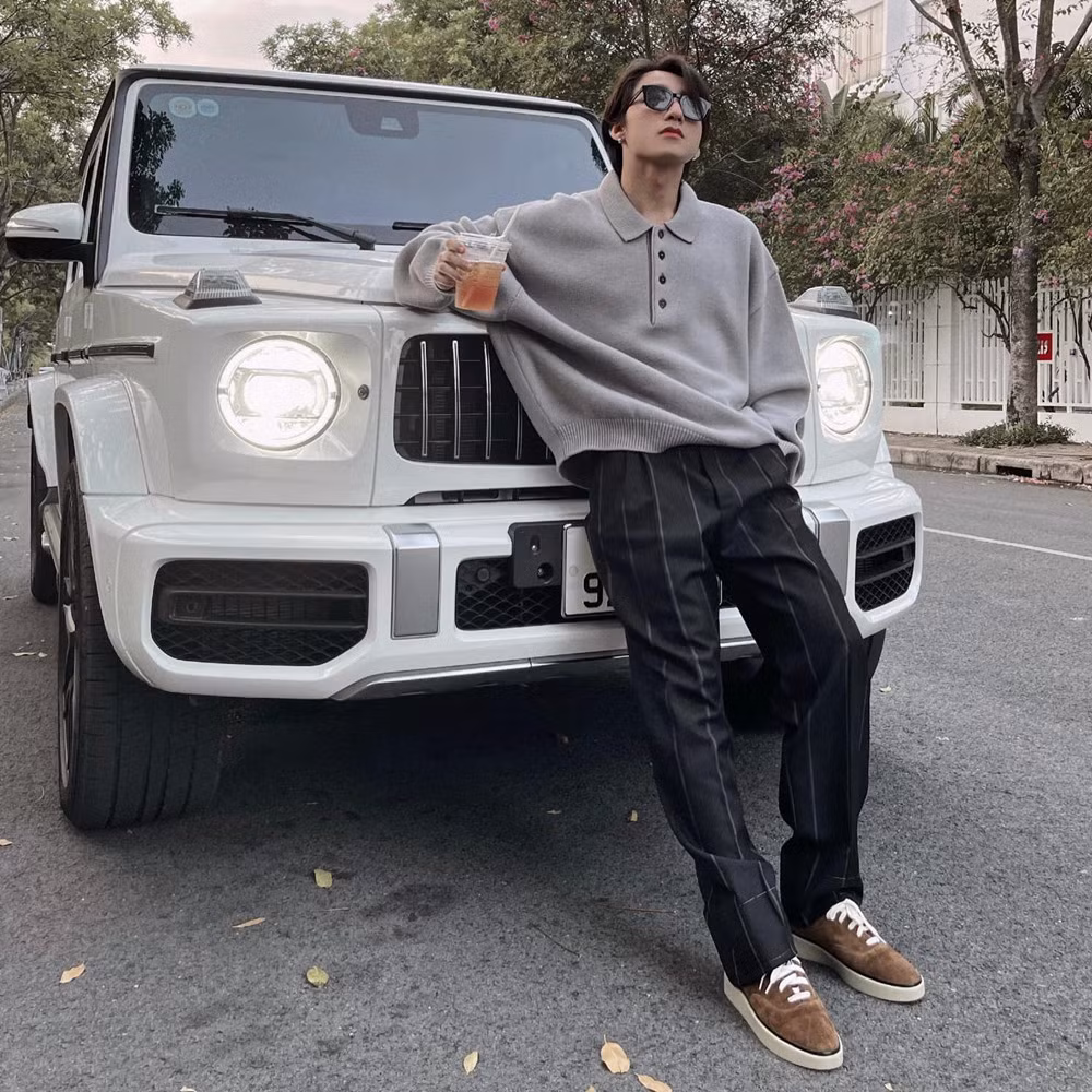 Sơn Tùng tạo dáng bên xe sang mới tậu. Giá của chiếc xe này khi nhập về đã khoảng 10,8 tỷ đồng.