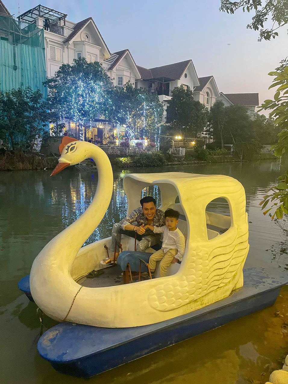 Việt Anh kêu gọi khán giả ở nhà. Những ngày qua, anh và con trai chỉ ở nhà chơi, thỉnh thoảng đạp vịt chứ không ra đường chơi.