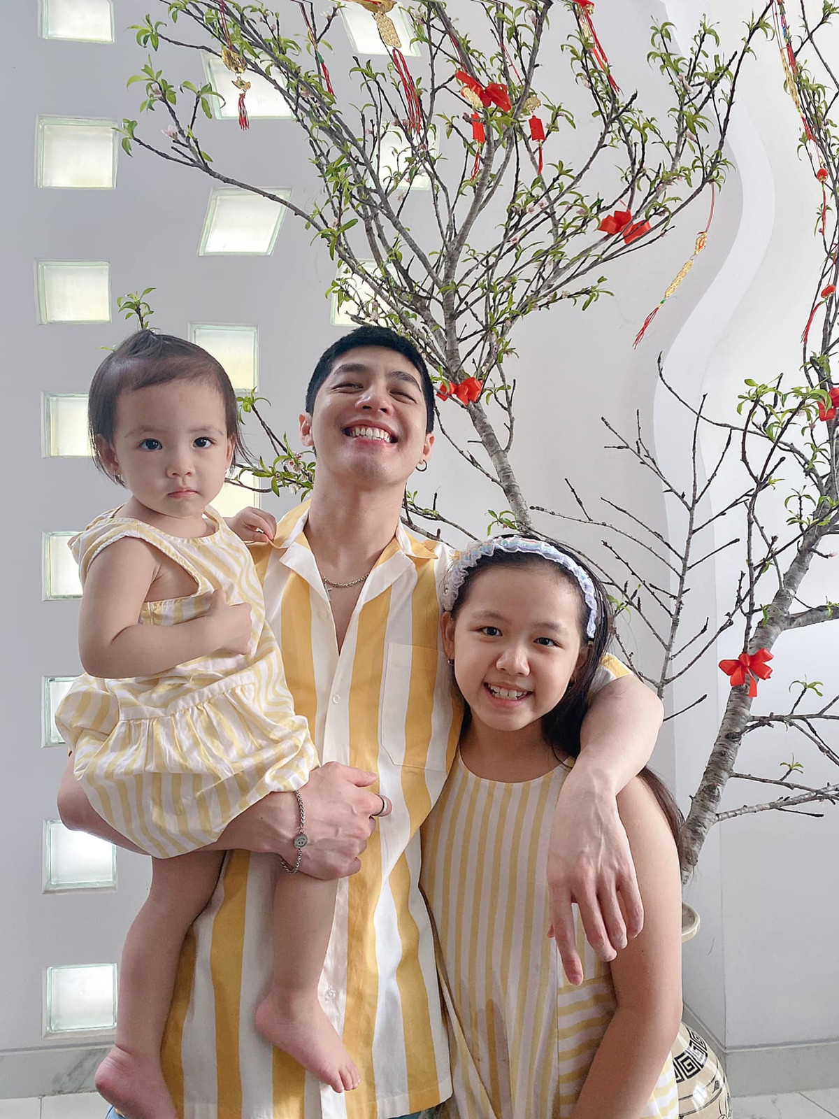 Noo Phước Thịnh đăng ảnh căn phòng xiêu vẹo với chú thích hài hước "Hình không chỉnh sửa".