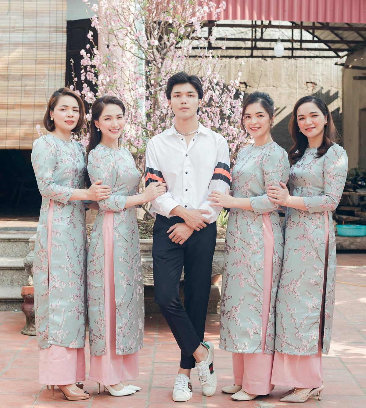 5 chị em gia đình Hòa Minzy nổi bật ngày Tết.