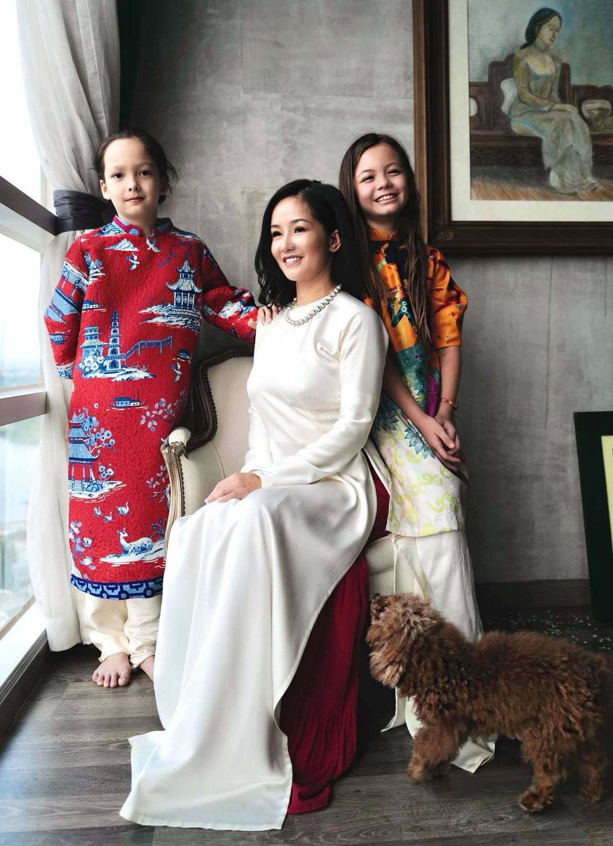 Diva Hồng Nhung nền nã bên 2 con gái.