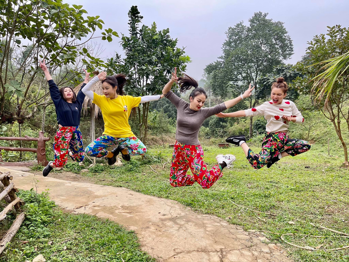 Ca sĩ Phạm Phương Thảo, vợ ca sĩ Việt Hoàn và 2 bạn thân vui vẻ ngày đầu năm.