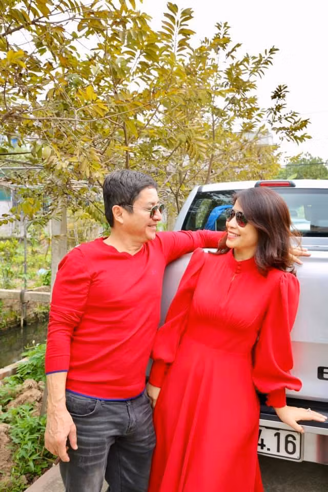  Nghệ sĩ Chí Trung tình tứ bên bạn gái. Chí Trung viết: "Cứ đón xuân thôi, kệ con Corona em nhỉ!".