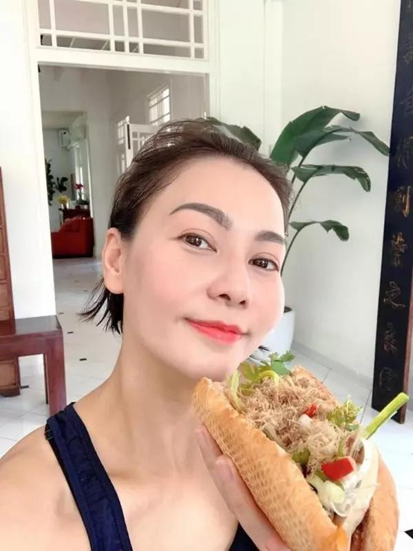 Đây không phải lần đầu tiên Thu Minh giữ thái độ này khi bị réo tên vào lùm xùm với Nathan Lee. Đầu tháng 5 vừa qua, nam ca sĩ bất ngờ "tuyên chiến" với Thu Minh. Nathan Lee tuyên bố cấm Thu Minh thể hiện bản hit Xinh do anh sáng tác cho cô. "Thu Minh không đủ tư cách hát ca khúc 'Xinh' do mình sáng tác nữa nha. Hát là mình sẽ kiện", anh nói rõ, cho thấy mối quan hệ căng thẳng.