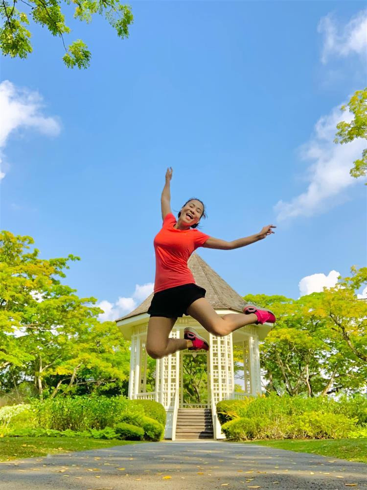 Giữa thời điểm nóng, mọi động tĩnh của ca sĩ Thu Minh đều nhận được sự quan tâm. Trái với sức nóng bên ngoài, nữ ca sĩ Đường Cong lại thoải mái tận hưởng cuộc sống trong những ngày tháng mắc kẹt tại Singapore. Trên trang cá nhân, Thu Minh mới đây đăng tải hình ảnh trẻ trung, năng động khi tập thể dục thể thao. Đính kèm hình ảnh là dòng trạng thái hào hứng: "Cảm ơn đời mỗi sớm mai thức dậy, trái tim luôn rạng rỡ ngập nắng hồng...".