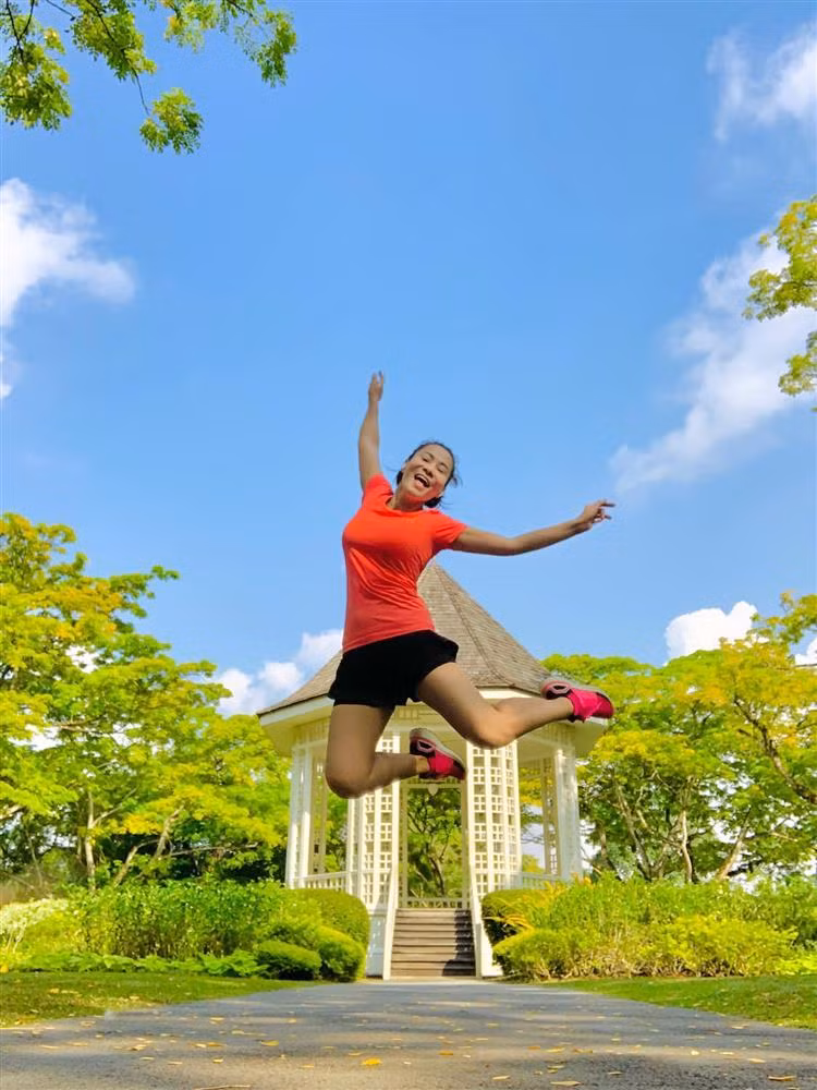 Giữa thời điểm nóng, mọi động tĩnh của ca sĩ Thu Minh đều nhận được sự quan tâm. Trái với sức nóng bên ngoài, nữ ca sĩ Đường Cong lại thoải mái tận hưởng cuộc sống trong những ngày tháng mắc kẹt tại Singapore. Trên trang cá nhân, Thu Minh mới đây đăng tải hình ảnh trẻ trung, năng động khi tập thể dục thể thao. Đính kèm hình ảnh là dòng trạng thái hào hứng: "Cảm ơn đời mỗi sớm mai thức dậy, trái tim luôn rạng rỡ ngập nắng hồng...".