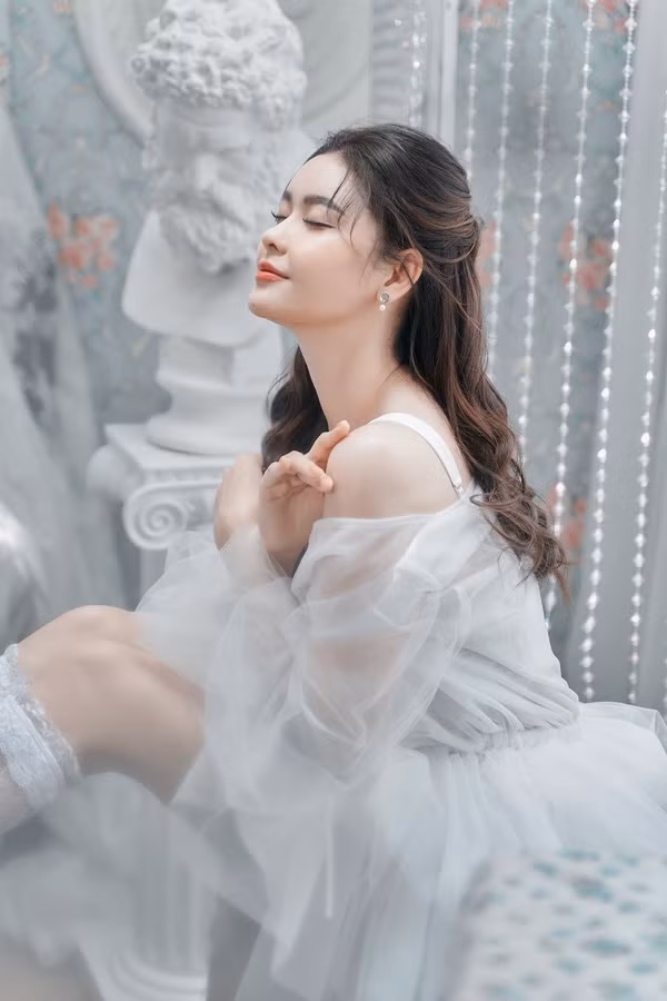 Trong phim mới, Trương Quỳnh Anh – Quý Bình là “oan gia ngõ hẹp” luôn kè kè bên nhau và gây sự nhau tối ngày. Trương Quỳnh Anh vao vai cô bé nghịch ngợm, cá tính, trong khi Lý Bình đóng chàng công tử nhà giàu ăn chơi, thường xuyên đấu khẩu cùng Trương Quỳnh Anh. Sau này, nhờ nhân vật Kim Chi của Trương Quỳnh Anh mà Minh Quân của Lý Bình trưởng thành hơn, biết suy nghĩ hơn. Trương Quỳnh Anh nhận thấy cả hai phối hợp ăn ý và thoải mái hơn so với lần đầu.