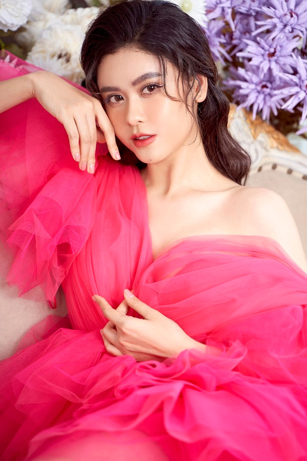 “Hiện tại sức khỏe Quỳnh Anh đã ổn định, bác sĩ còn dặn mổ xong không cần kiêng cữ gì, nhưng tôi vẫn cố gắng tự kiêng, ăn uống bồi bổ cho chắc", nữ ca sĩ chia sẻ.