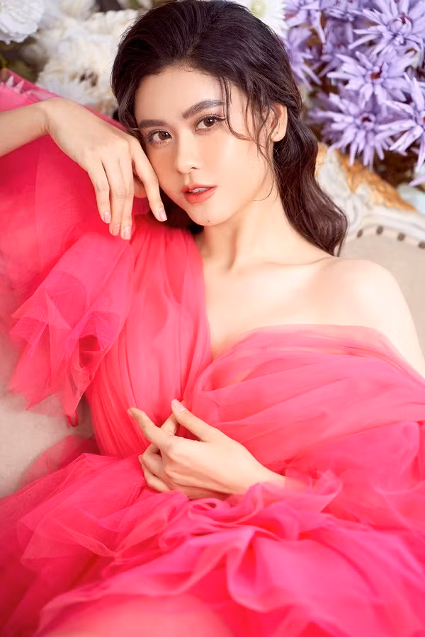 “Hiện tại sức khỏe Quỳnh Anh đã ổn định, bác sĩ còn dặn mổ xong không cần kiêng cữ gì, nhưng tôi vẫn cố gắng tự kiêng, ăn uống bồi bổ cho chắc", nữ ca sĩ chia sẻ.