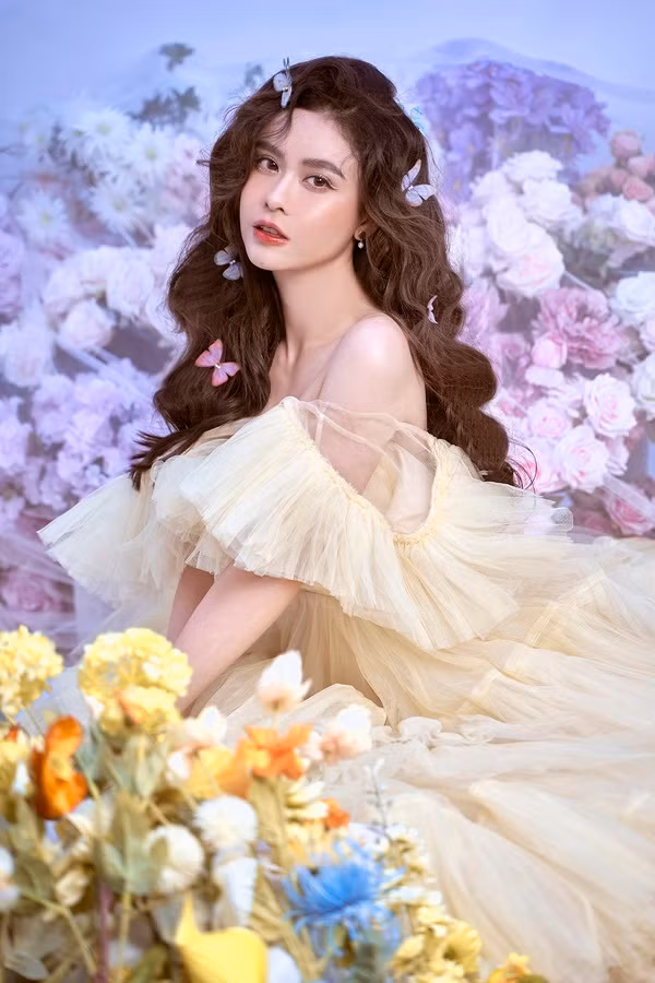 "Những ngày này, tôi có nhiều thời gian ở với con hơn. Hai mẹ còn hàng ngày xem phim cùng nhau, học online rồi chơi trò chơi. Sushi rất hài hước và hiếu động nên căn nhà lúc nào cũng vang tiếng cười, cá nhân Quỳnh Anh chỉ cần có vậy là đã thấy có được nguồn năng lượng tích cực rất lớn để tiếp tục nỗ lực”, Trương Quỳnh Anh tâm sự.