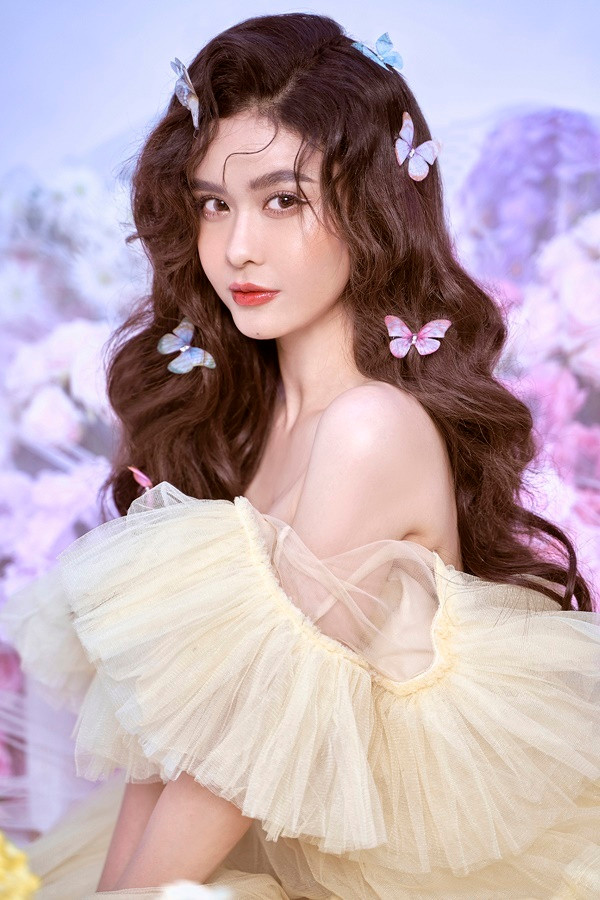 Trong bộ hình mới thực hiện, Trương Quỳnh Anh xinh đẹp, nữ tính và ngọt ngào với concept nàng thơ bay bổng cùng bướm và hoa trong bộ trang phục với chất liệu voan nhẹ nhàng, bay bổng, cùng lối trang điểm trong suốt.