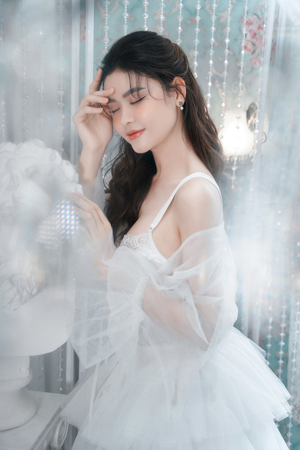 Bên cạnh vai trò ca sĩ, diễn viên, Trương Quỳnh Anh cũng thử sức dẫn chương trình trong TV Show Ông bố hoàn hảo cùng MC Đại Nghĩa sẽ lên sóng trong tháng 6. Cô cho biết đã học được nhiều kiến thức về gia đình và cách chăm sóc, nuôi dạy con cái nhờ chương trình.