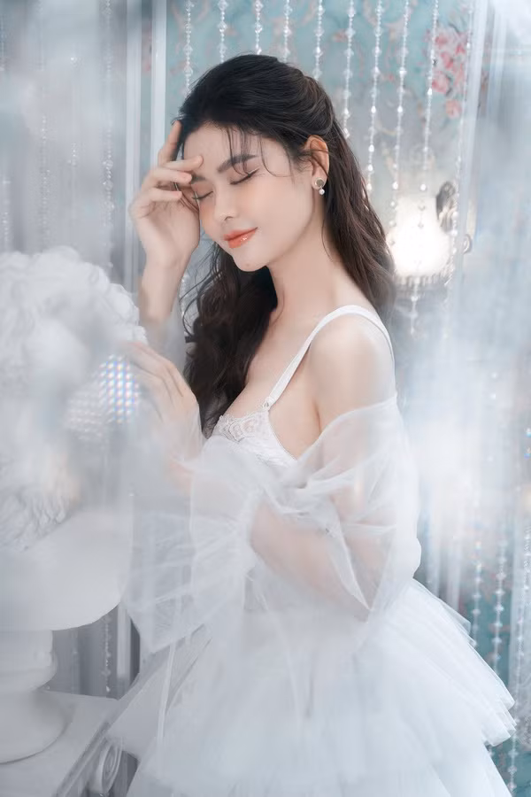 Bên cạnh vai trò ca sĩ, diễn viên, Trương Quỳnh Anh cũng thử sức dẫn chương trình trong TV Show Ông bố hoàn hảo cùng MC Đại Nghĩa sẽ lên sóng trong tháng 6. Cô cho biết đã học được nhiều kiến thức về gia đình và cách chăm sóc, nuôi dạy con cái nhờ chương trình.