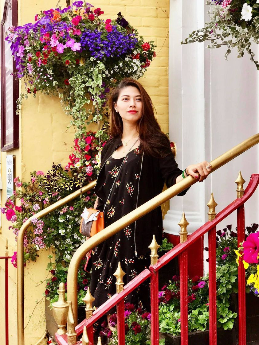 Sao Việt hôm nay 7/7: BTV Ngọc Trinh của VTV đăng ảnh xinh đẹp kèm chia sẻ: ''Chị ong nâu nấu nâu nâu nầu nâu... Vì COVID nên không thể bay về đâu''.