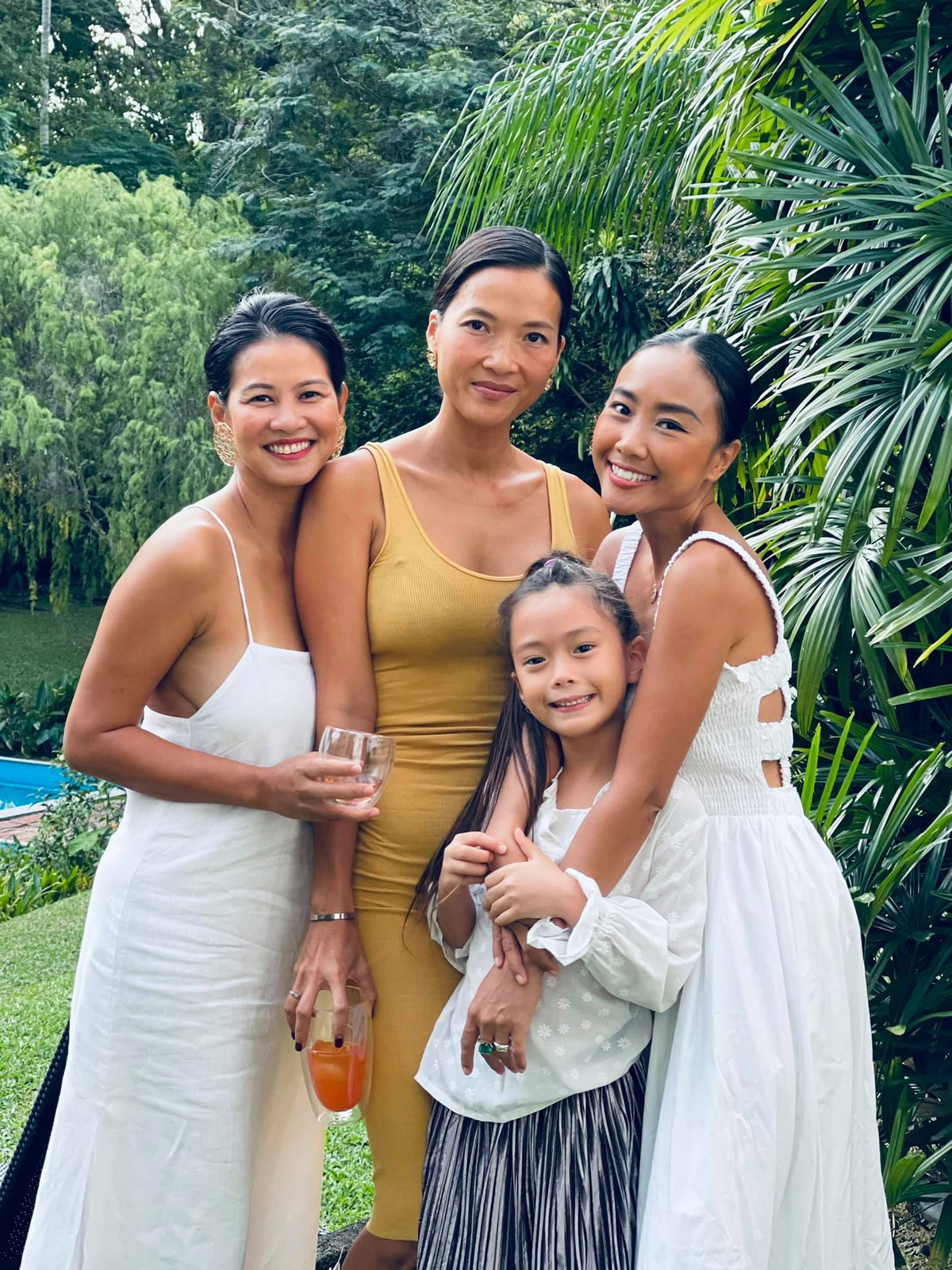 Bằng Lăng hội ngộ Đoan Trang tại Singapore.