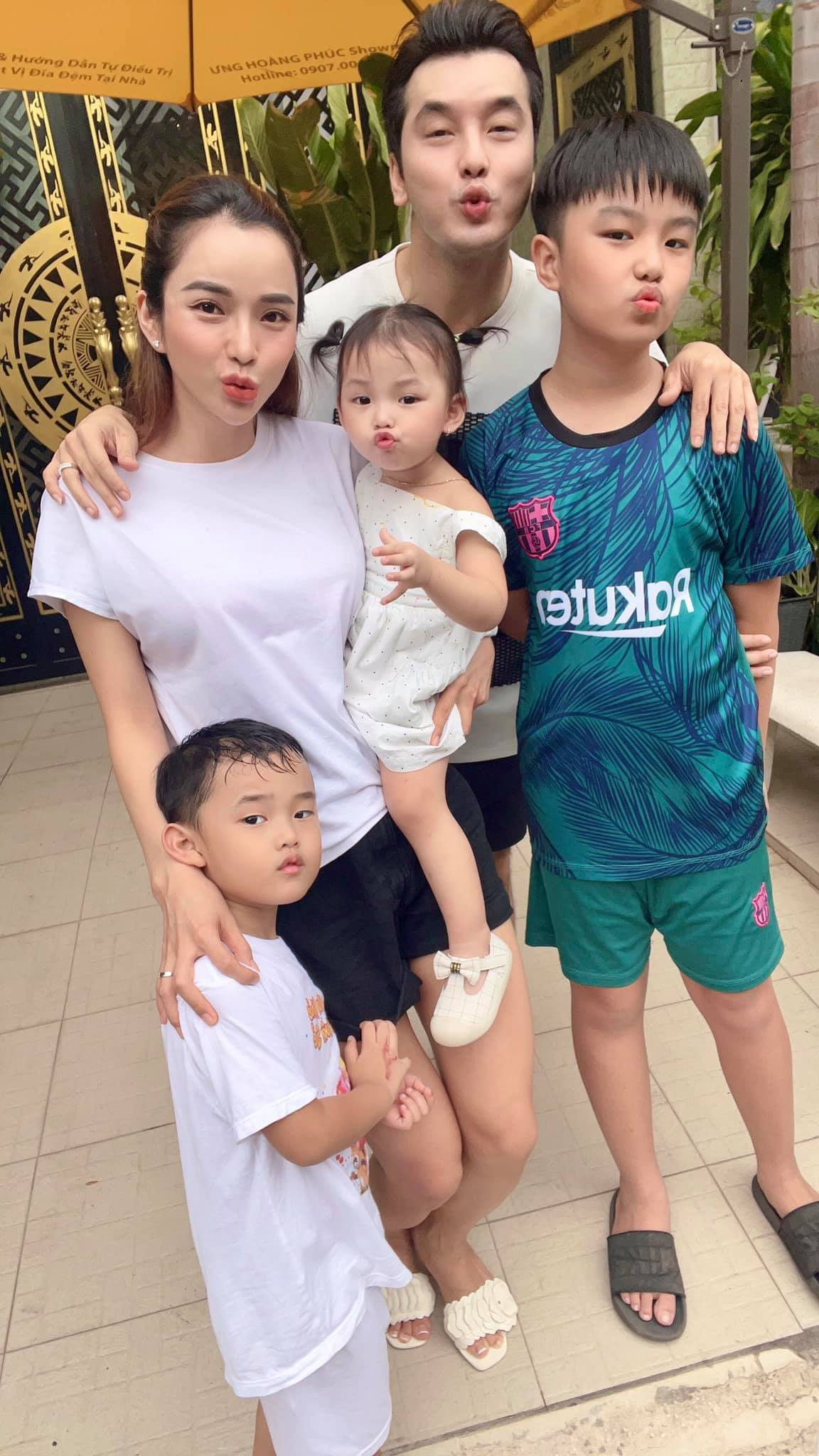 Gia đình Ưng Hoàng Phúc - Kim Cương quây quần bên nhau.