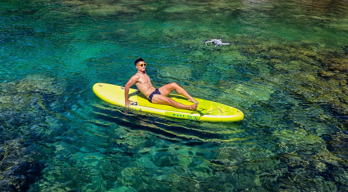 Đức Tuấn thả dáng trên mặt biển trong vắt.