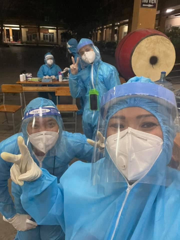 Phương Thanh làm tình nguyện viên hỗ trợ xét nghiệm COVID-19.