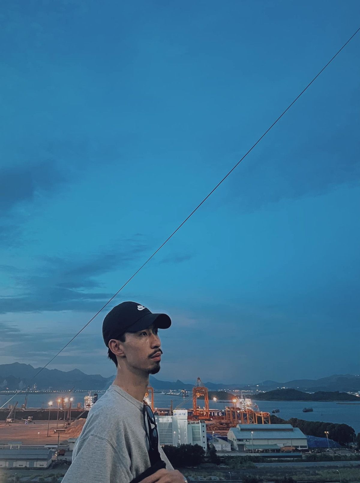 Sao Việt Đen Vâu chú thích ảnh mới bằng 2 câu trong bài "Trốn tìm": Anh đi tìm thì em trốn, anh đi trốn em không tìm / Lòng em không gợn sóng cuối cùng anh mất công chìm.