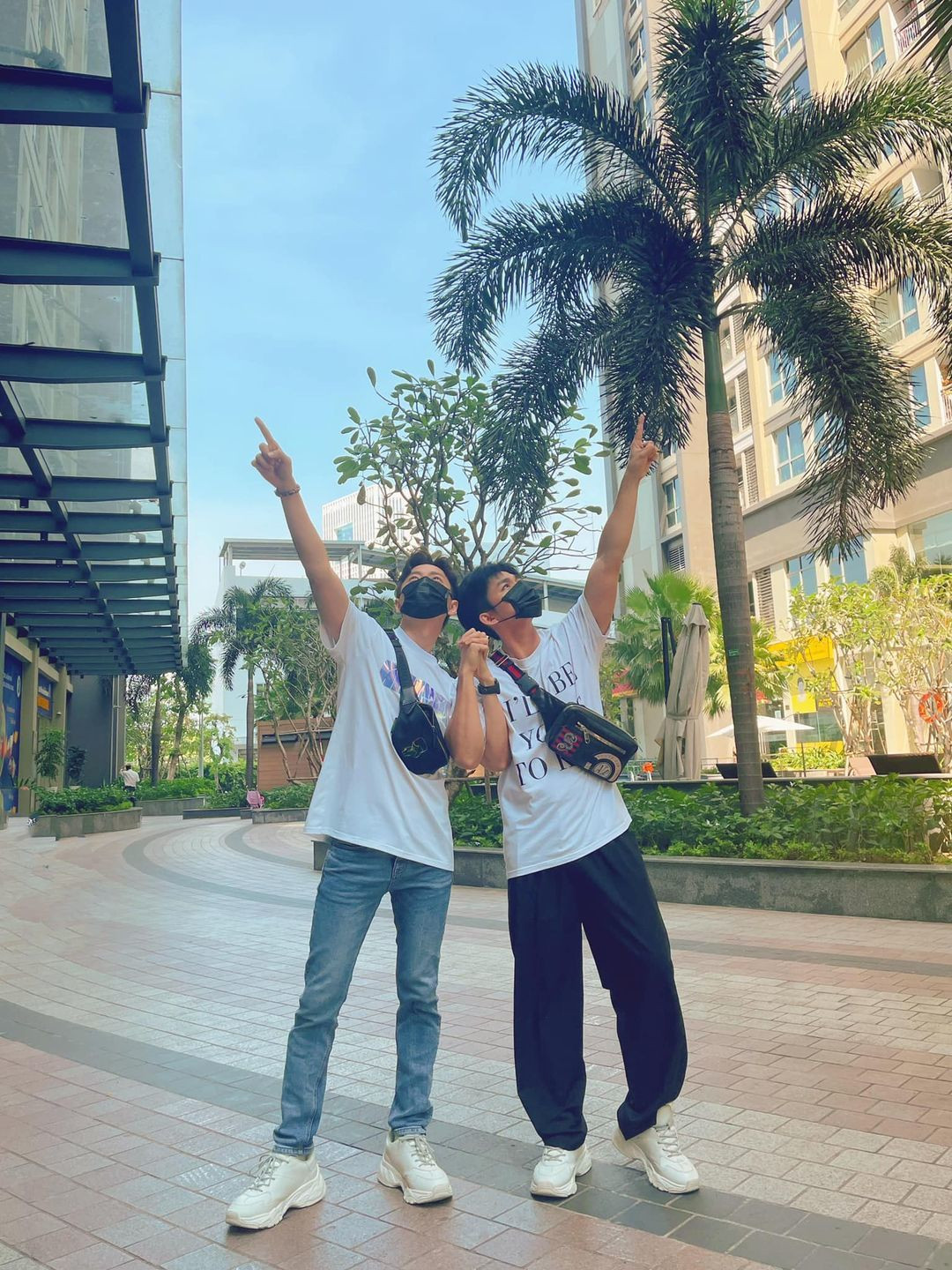 Jun Phạm chụp ảnh hài hước bên người bạn thân Ngô Kiến Huy. Anh tiết lộ được Ngô Kiến Huy dẫn đi coi phim "Em là của em" và bao ăn buffet 5 sao.