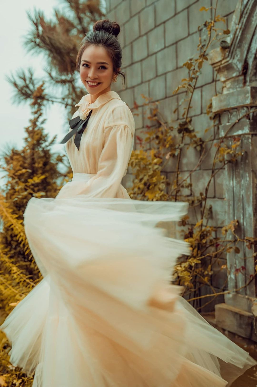 Hiền Thục xinh đẹp với hình ảnh mới chia sẻ kèm lời nhắn: "Thực ra, anh trai mình nói đúng, miệng mình rộng thật. Mà kệ, mẹ vẫn nói mình xinh nhất".