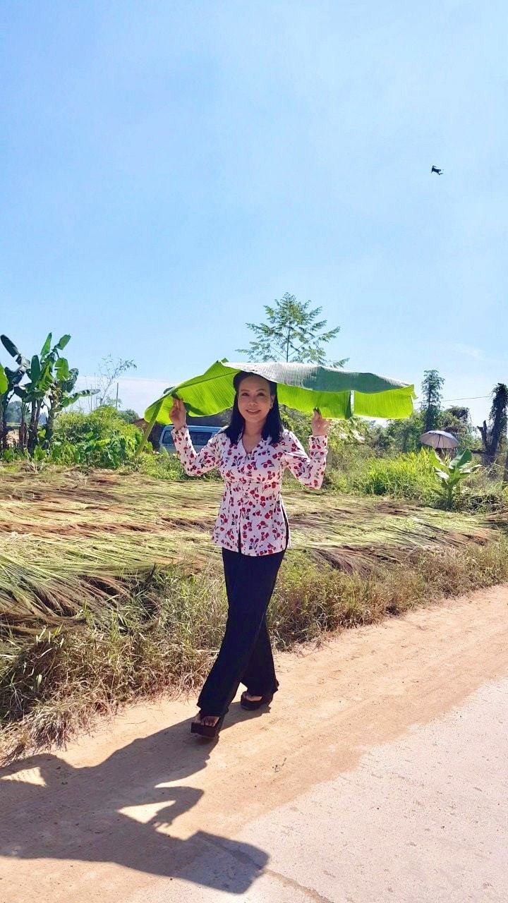 Nghệ sĩ Việt Hương 'đội nắng' ghi hình gameshow. Cô viết: "Nắng lắm ạ! Em vẫn bước tới".