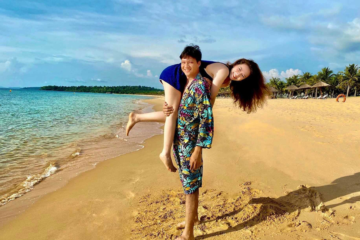  Đan Lê - Khải Anh khoe ảnh hạnh phúc trong chuyến du lịch. Cô dí dỏm: "Lại sắp được vác nhau lên và đi rồi". Trải qua nhiều sóng gió, vợ chồng Đan Lê hiện có cuộc sống vô cùng viên mãn.