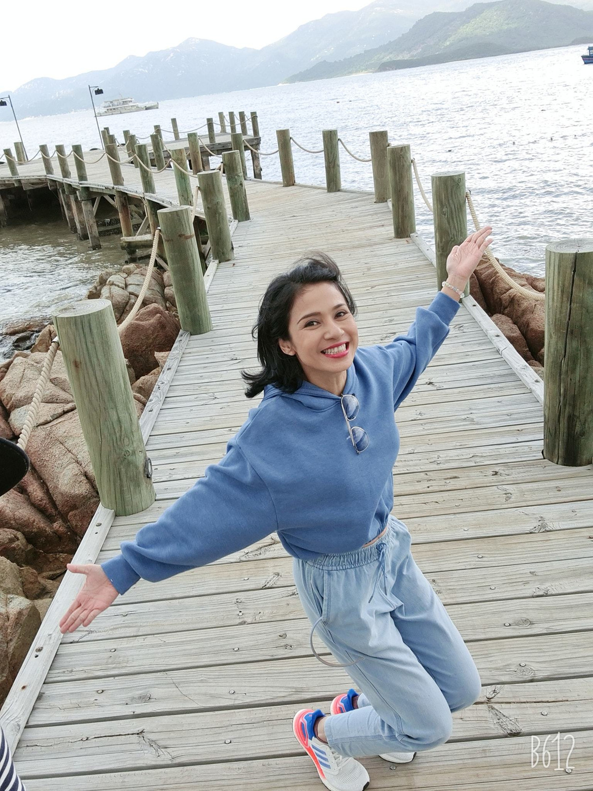 Việt Trinh tiếp tục khoe nhan sắc tươi trẻ ở tuổi 48.