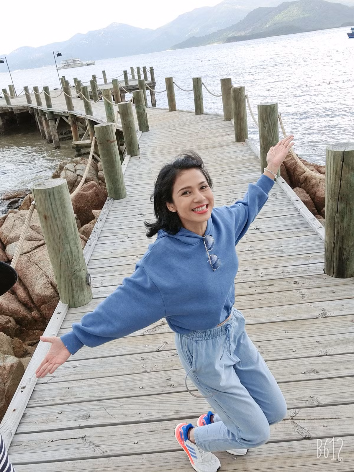 Việt Trinh tiếp tục khoe nhan sắc tươi trẻ ở tuổi 48.