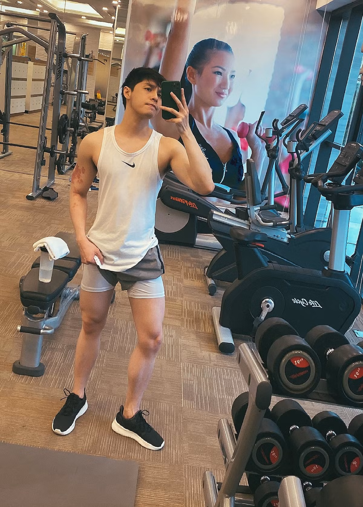 Noo Phước Thịnh khoe vẻ điển trai, nam tính khi đi tập thể thao.