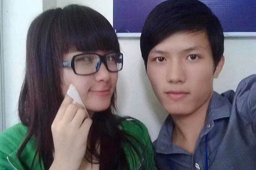 Hoà Minzy chia sẻ bức ảnh kỷ niệm 10 năm quen nhau bên cạnh ca sĩ Anh Tú.