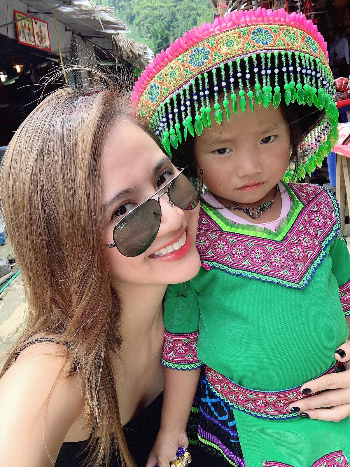 "Mê mấy bạn nhỏ này ghê. Tự nhiên tìm được bức ảnh này lại nhớ Sapa quá", Huyền Lizzie viết.