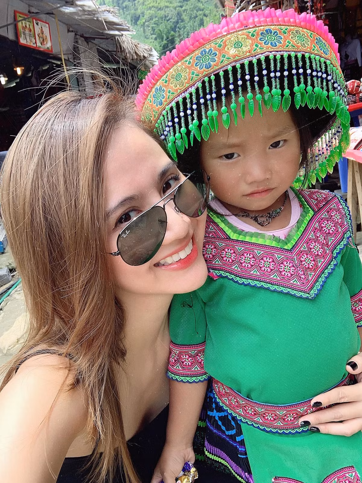 "Mê mấy bạn nhỏ này ghê. Tự nhiên tìm được bức ảnh này lại nhớ Sapa quá", Huyền Lizzie viết.