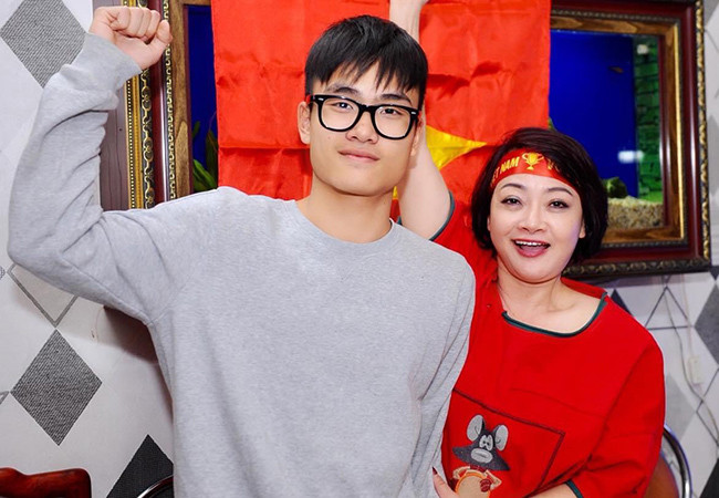 Diễn viên Trà My và con trai là fan của thầy trò HLV Park Hang Seo.
