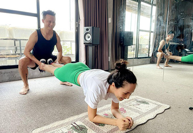 Hoàng Bách tích cực hướng dẫn bà xã tập thể dục trong những ngày giãn cách.