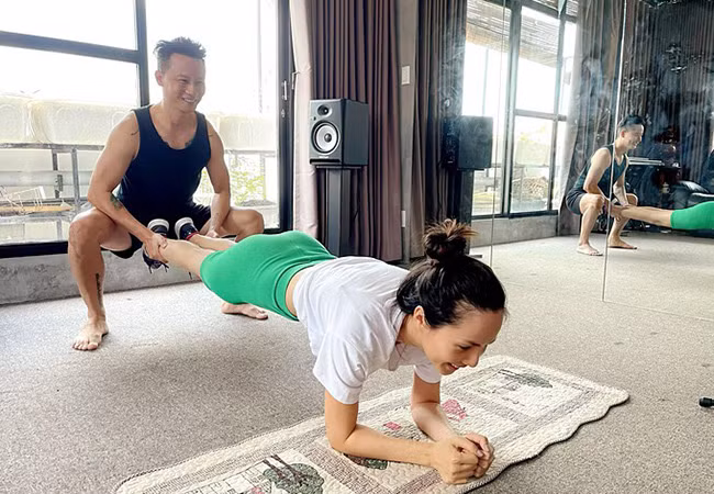 Hoàng Bách tích cực hướng dẫn bà xã tập thể dục trong những ngày giãn cách.