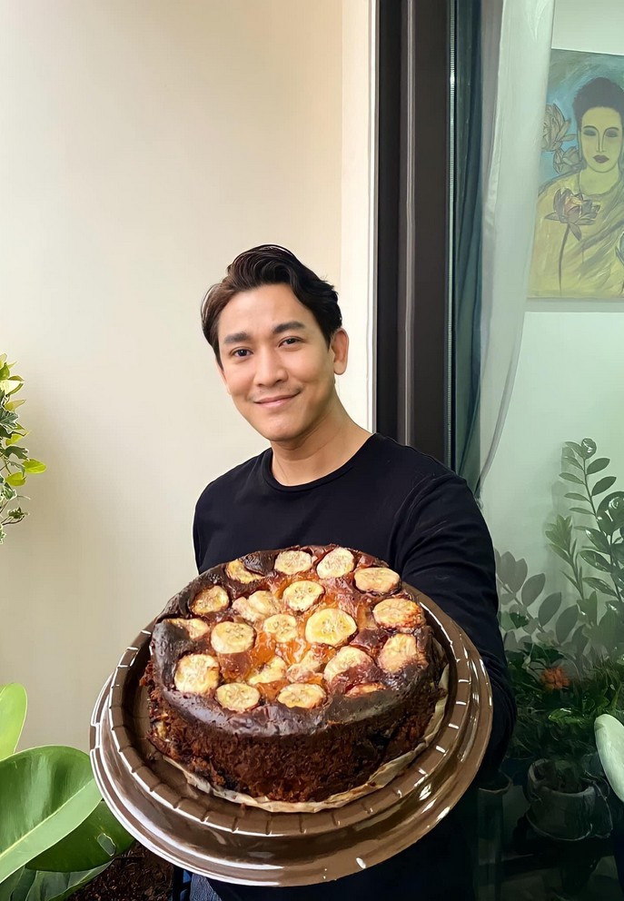 Hứa Vỹ Văn được khen khéo tay khi vào bếp trổ tài làm món bánh bông lan chuối.