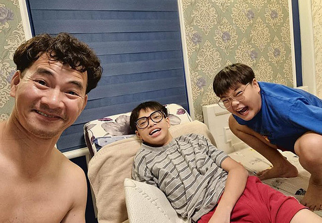 Bố con nhà MC Xuân Bắc thức "xuyên đêm" theo dõi trận đá bóng của tuyển Việt Nam.